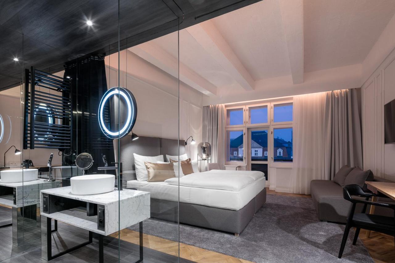 Camera Familiare con Vasca Idromassaggio e Balcone